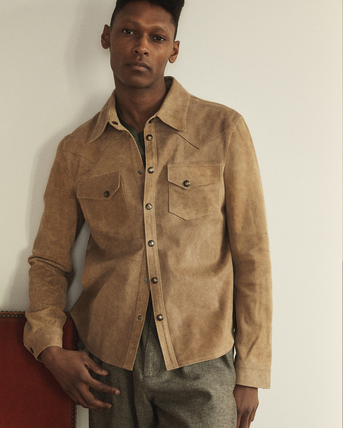 A man wearing a Savas suede Jacket in Tan